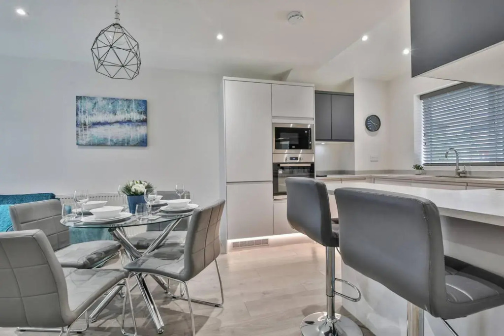 Renovated Whole House sleeps 4-5, WiFi, Parking near Sheffield Parkway
