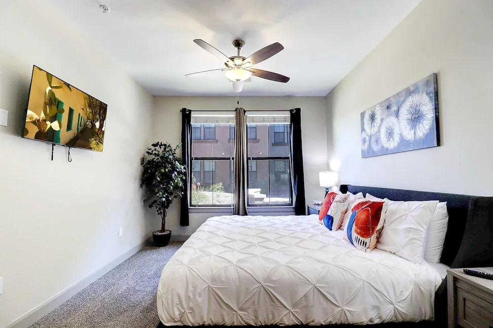 Rooftop Pool with Views-King Beds-Parking 1123