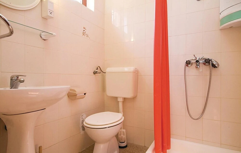 Beautiful Home in Nin With Wifi and 6 Bedrooms