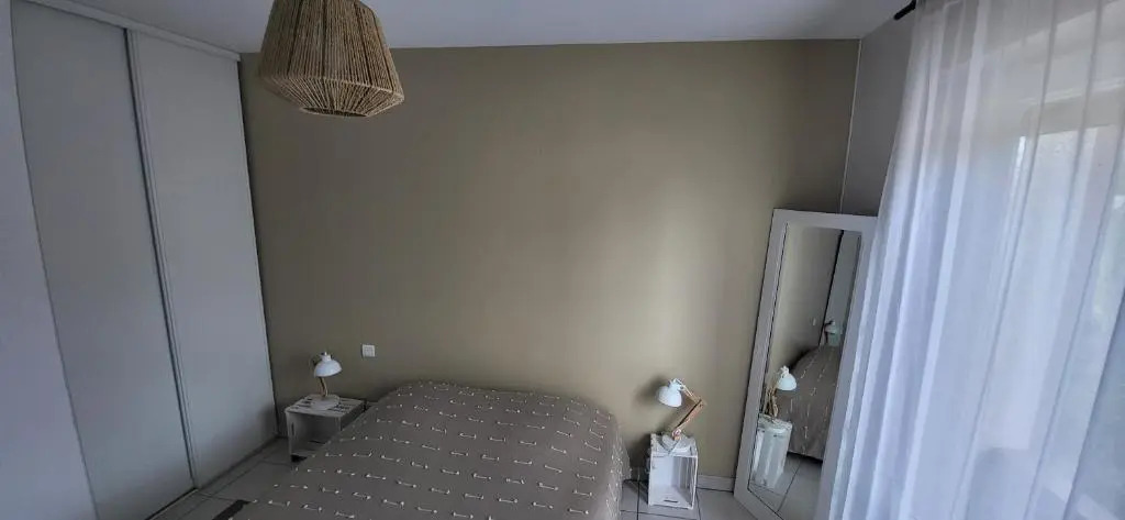 Appartement climatisé 2 chambres Balcon Parking privé couvert Centre Village