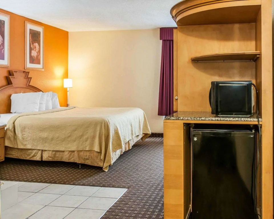 Quality Inn & Suites Shelbyville I-74