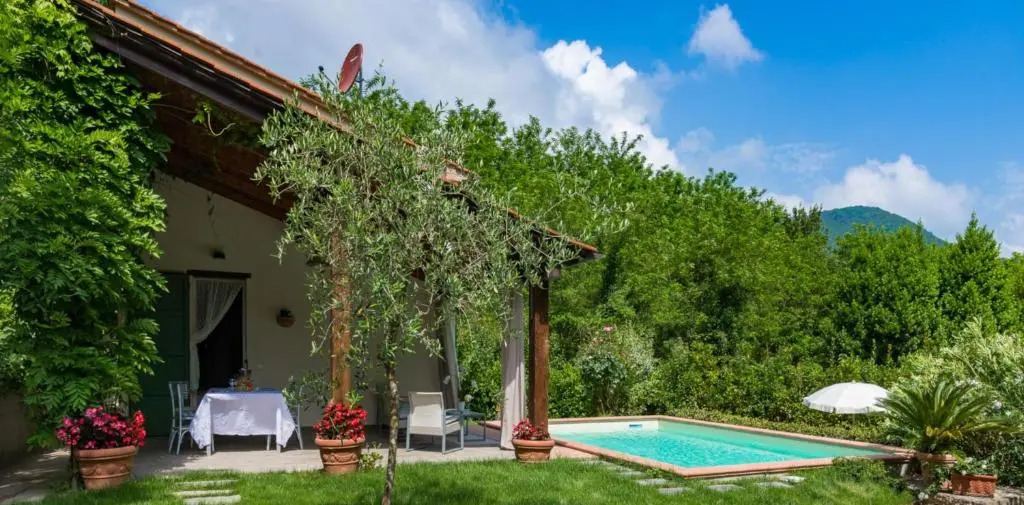 villa con piscina esclusiva nel verde