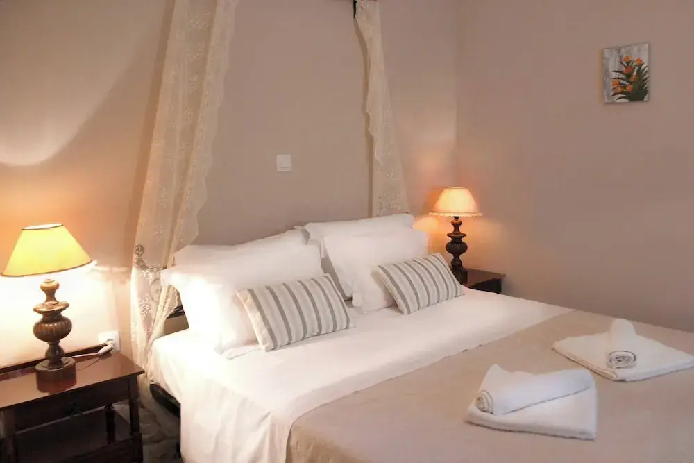 Relax in Elliniko Hidden Gem-vintage Bungalow With Garden and Hot Tub in an Iglo