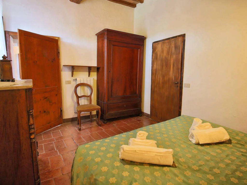 Apartment in a farmhouse with swimming pool