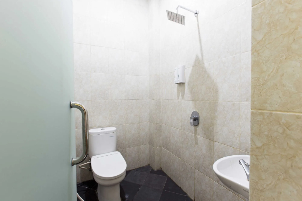 RedDoorz Plus @ Jalan Pemuda Jakarta