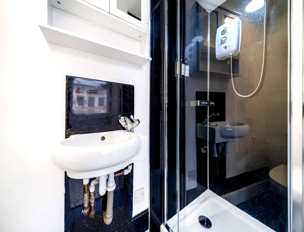 West Kensington Modern Couple Retreat