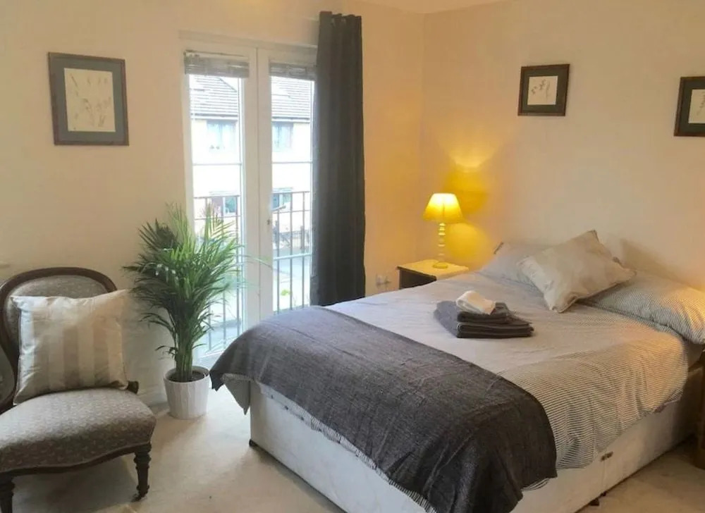 Lynbrook  Guests House