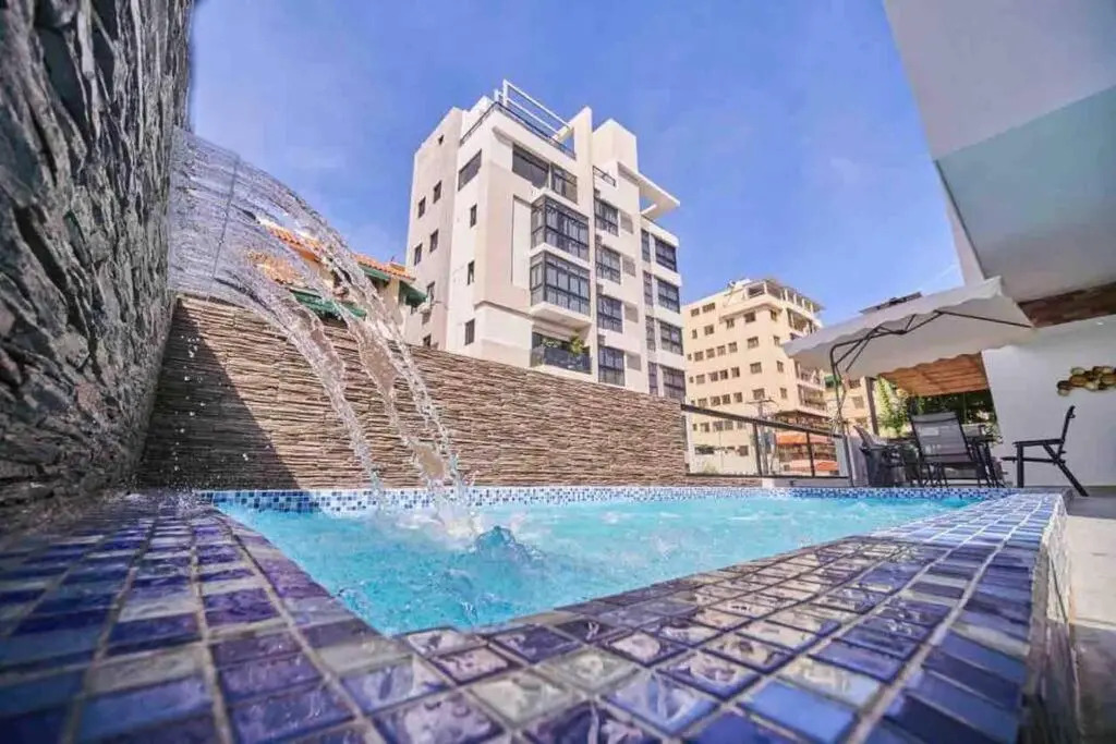 Modern 1BD Downtown+Pool+SmarTVs+BBQ+Gym