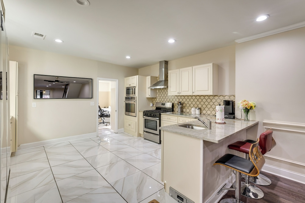 Pet Friendly! 3-story Home Near Lincoln Financial