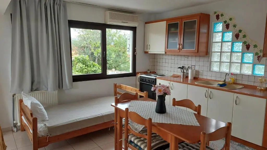 Doras House comfortable apartment with a yard and view
