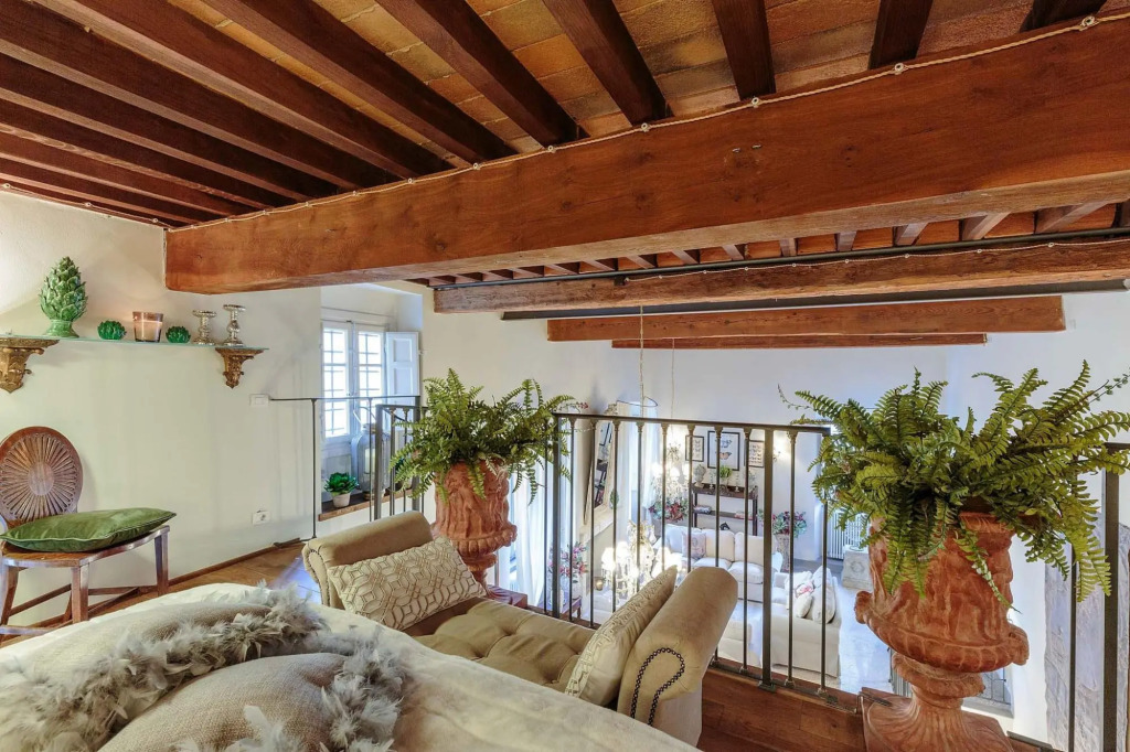 Casa Poggi in Lucca with 5 bedrooms and 3 bathrooms