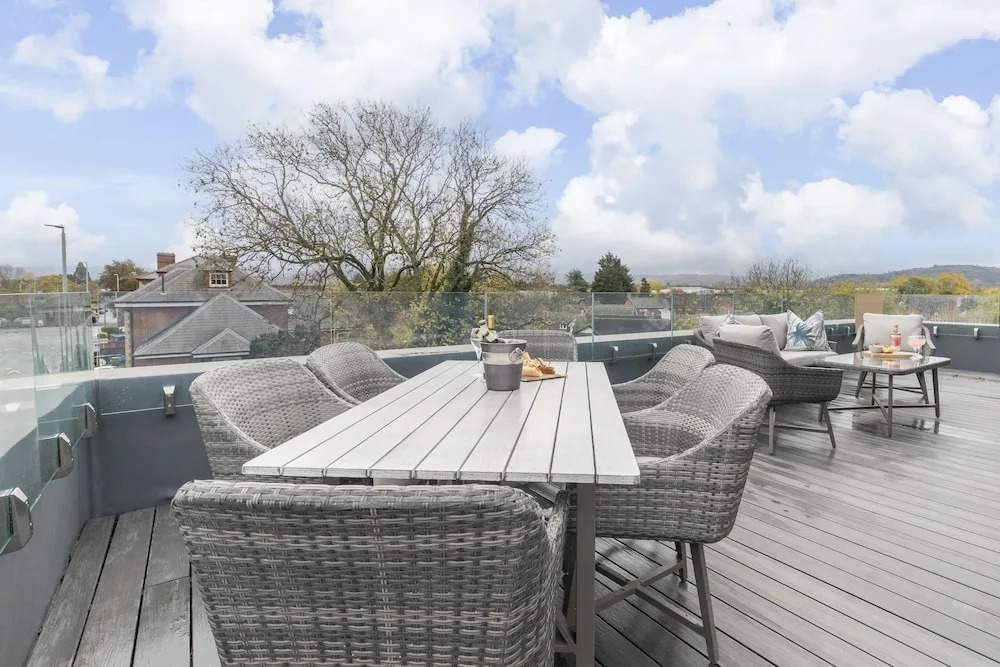 Elliot Oliver - Stunning 3 Bedroom Penthouse With Large Terrace And Parking