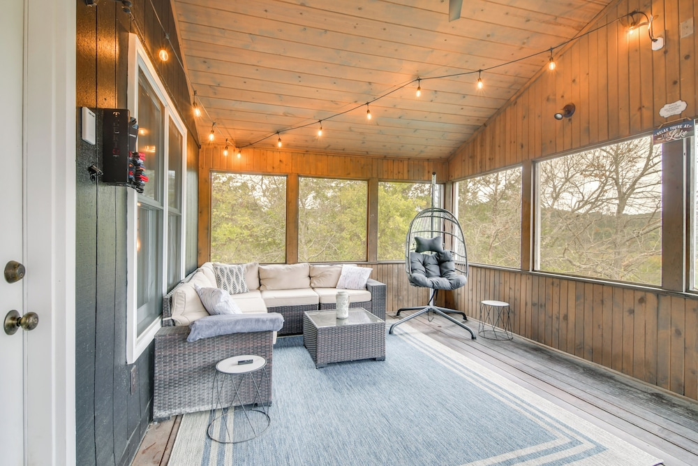Steps to Table Rock Lake! Family Escape w/ 2 Decks