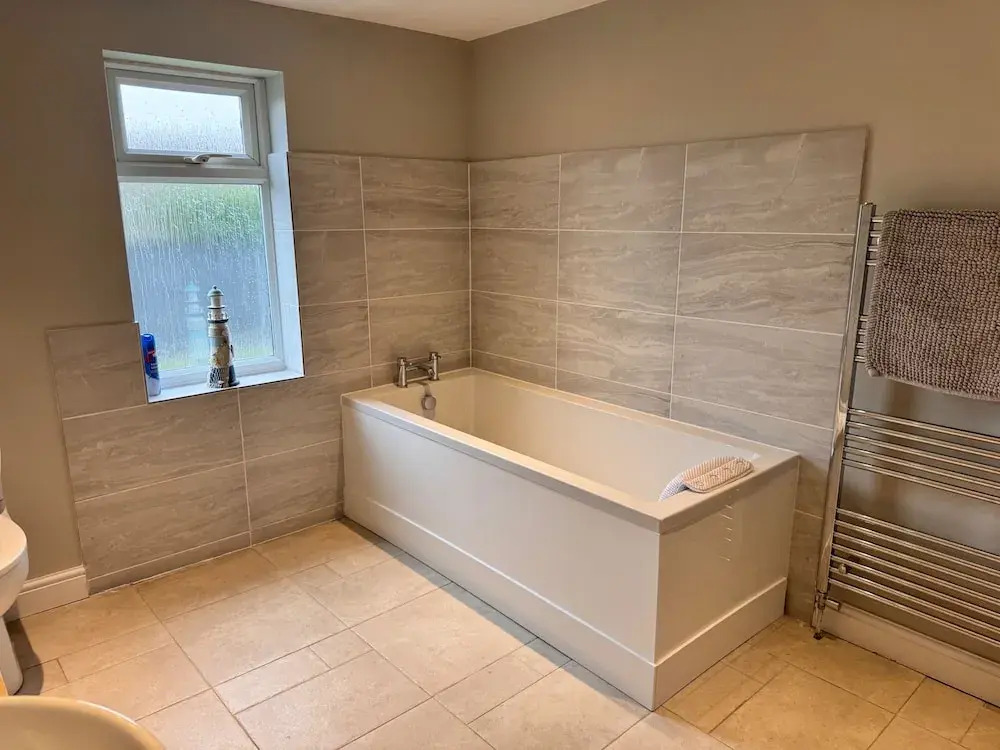 Pet-Friendly - 2 Bedrooms Bungalow hot tub parking