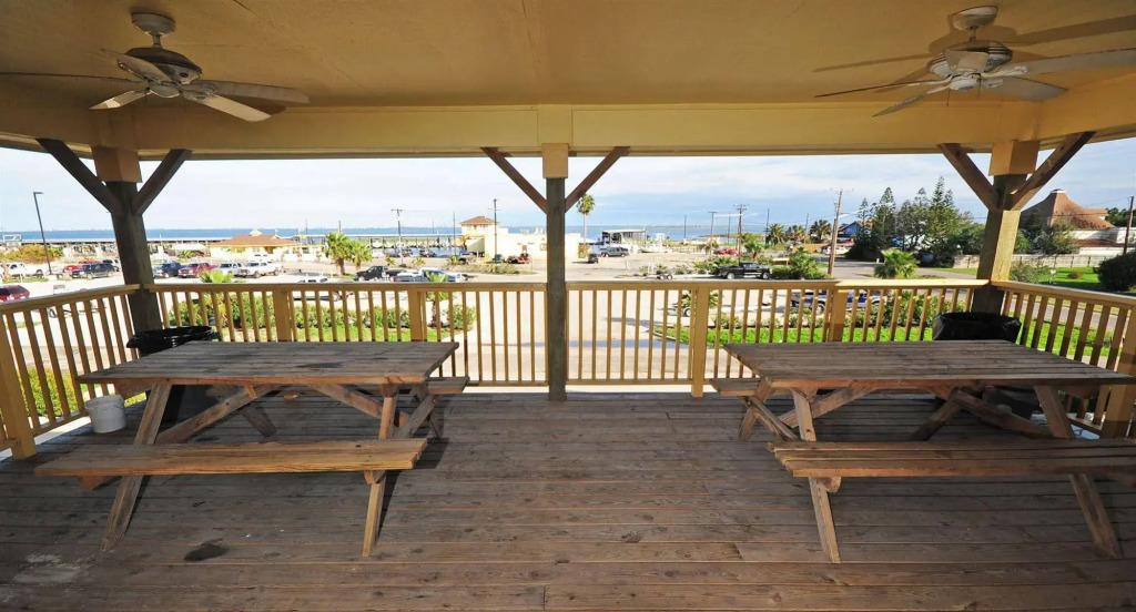 Bluffs Landing Lodge