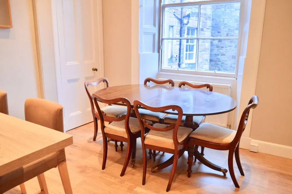 Homely 2 Bedroom Apartment in Stockbridge