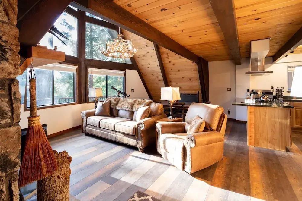 Bears Lair by Avantstay Wood-burning Fireplace + Firepit + Expansive Deck 3 Minutes to Bear Mountain + Big Bear Lake