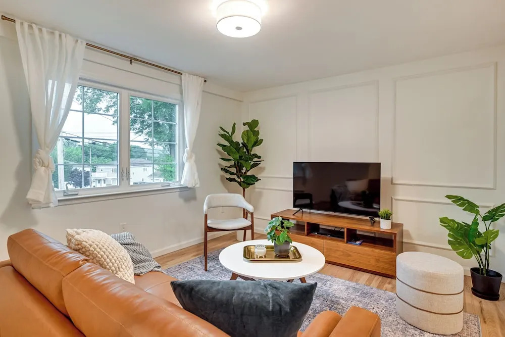 Walk to Shops & Dining: Glen Cove Apt w/ Yard!