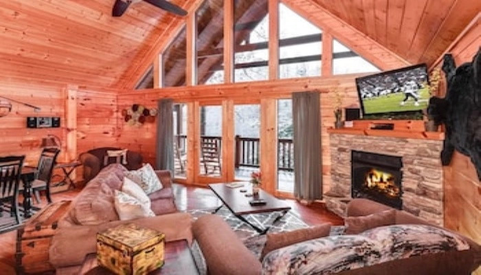 Smoky Bear Lodge 4 Bedroom Home with Hot Tub