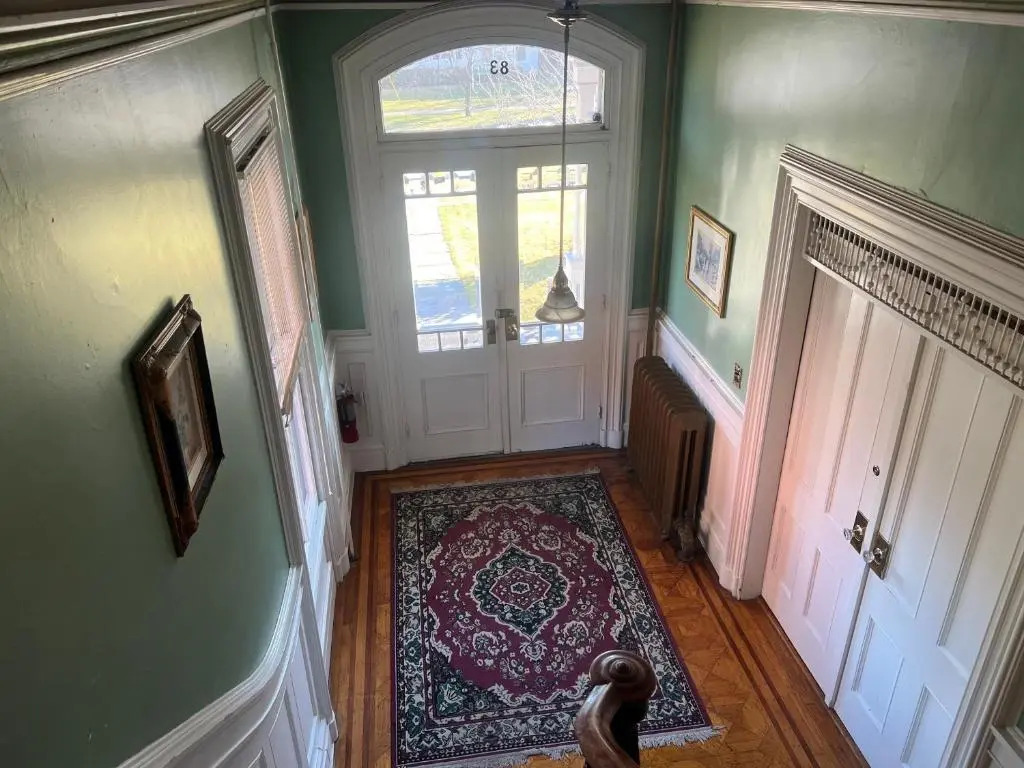 1 Br Private Victorian Apt in Convenient City Location on Half Acre Sleeps 4