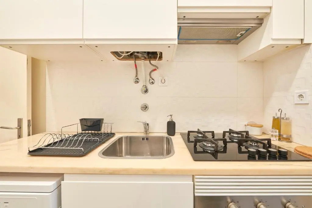 Charming 3BR APT w/ patio, by TimeCooler