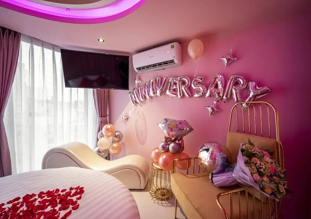 Me Gustas - Love Hotel