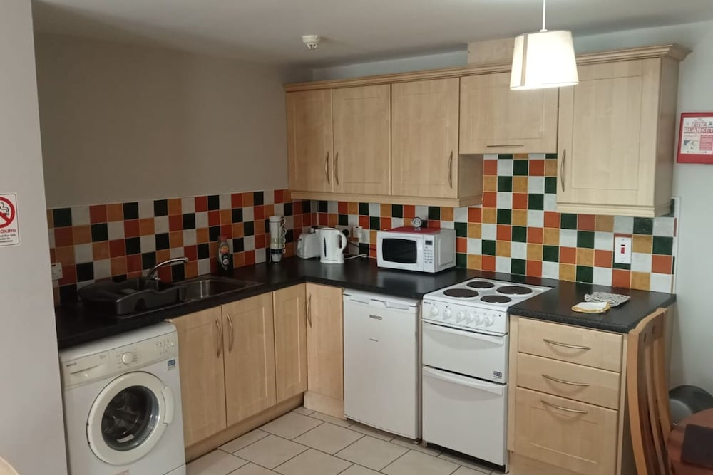Central 2-bed Apt, Sleeps 5 Above Great Derry Pub