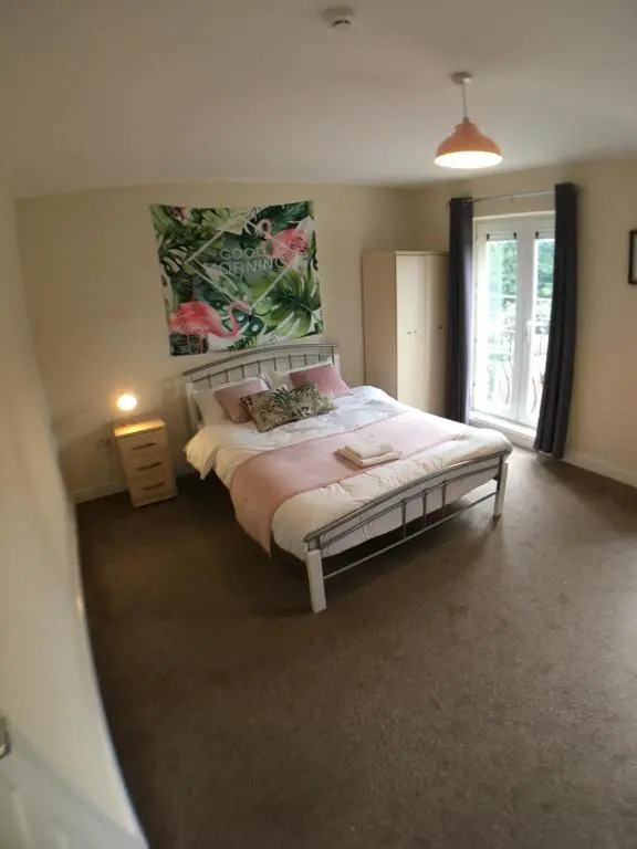 4 Bedrooms, 3 Bathrooms, Comfy beds, 5 Netflix TVs & VAN PARKING