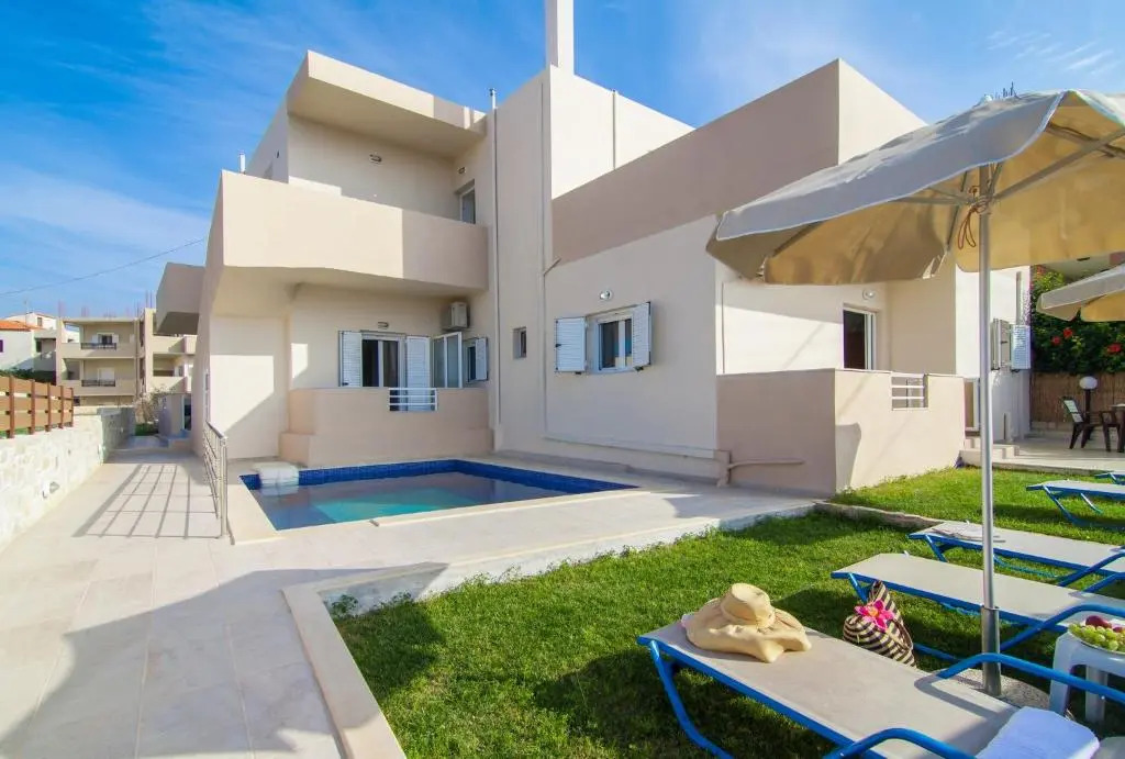 7 bedroom villa with pool, 700m from the beach
