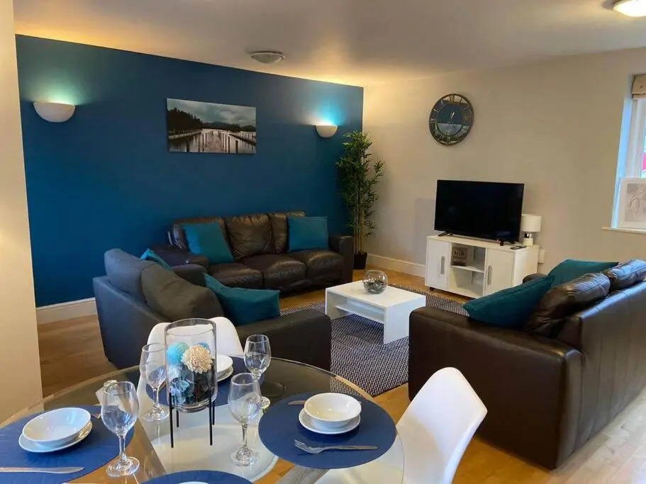 Sapphire - 3 Bedroom House Sleeps 7 with Parking.