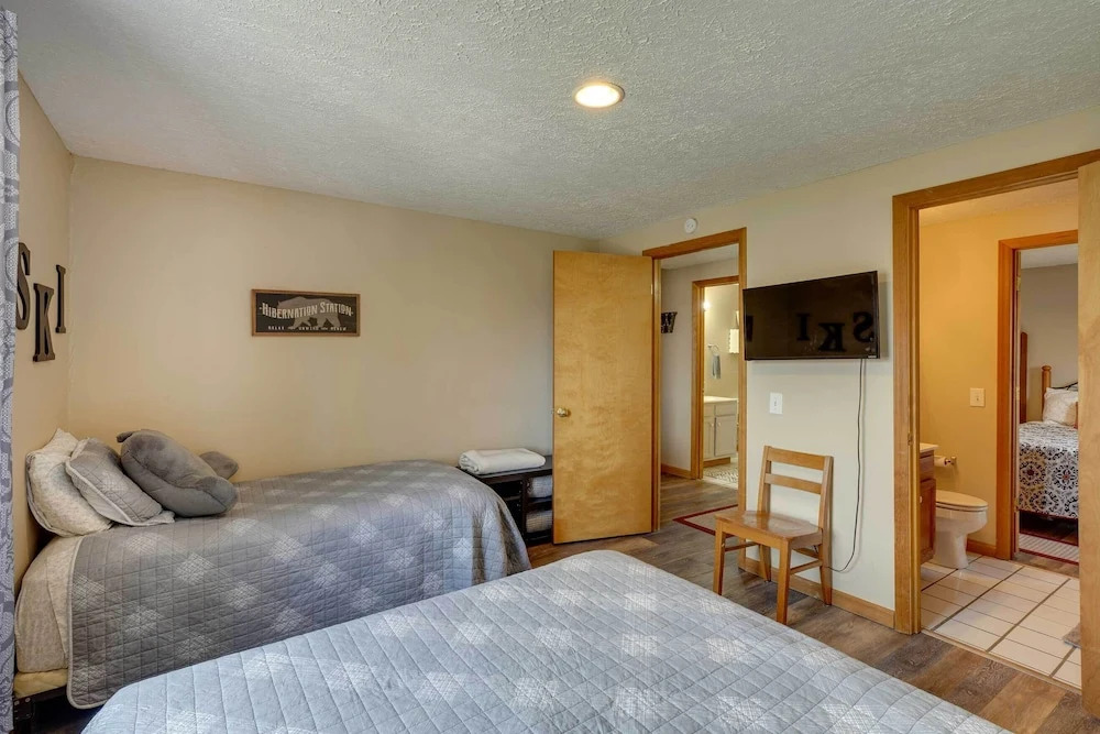 'snowed Inn' Cozy Winterplace Ski-in/ski-out Cabin