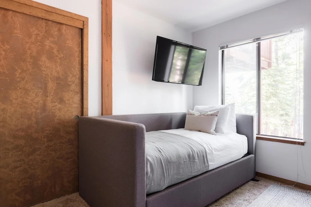 Wolfe by AvantStay | Near Lake Tahoe, w/ Hot Tub, Fireplace, 2 Private Decks!