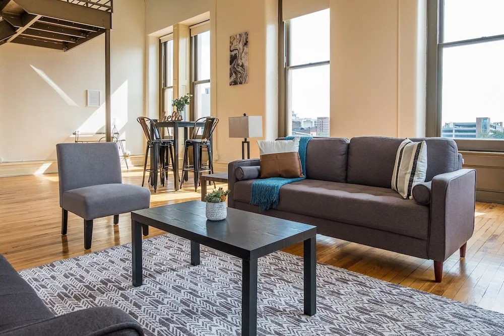 High-Rise Downtown Apts by Frontdesk