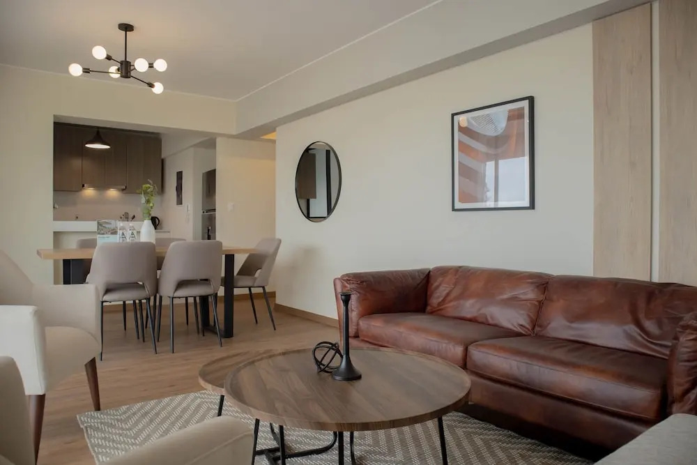 w Modern 3BR w Balcony Near Kennedy Park