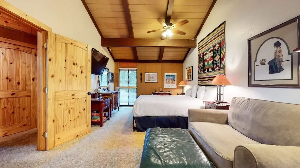 Villa de los Pinos 16 Rustic, Pet-Friendly with Gorgeous Mountain Views by RedAwning