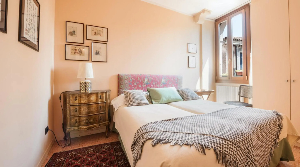 Stylish Renovated Apartment In The Heart Of The City