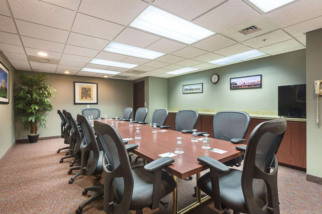 Quality Suites Lansing West
