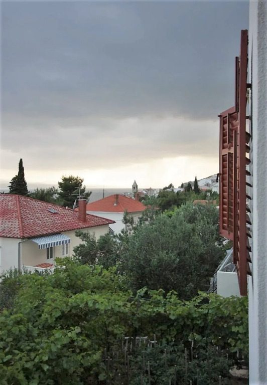 Apartment Šera - 50 m from beach: A2 Pisak, Riviera Omis