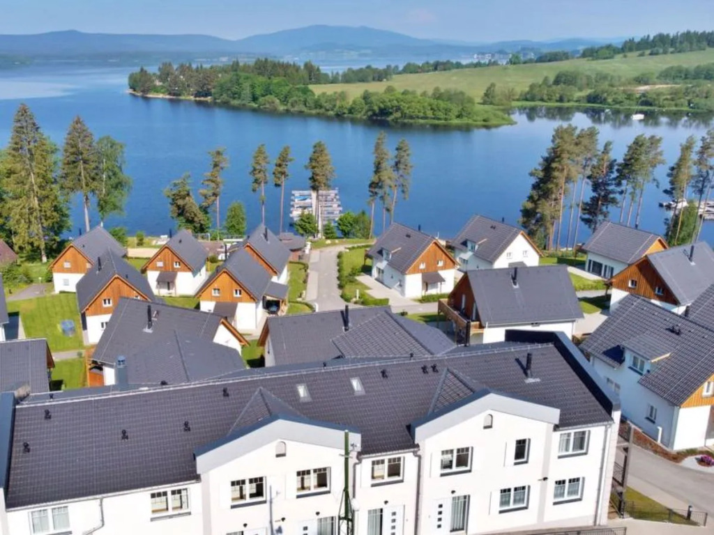 Lakeside Village 16581