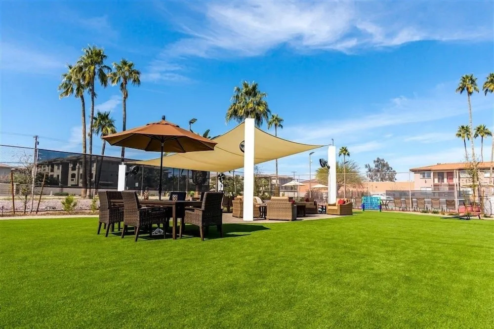 116 Fully Furnished 1BR Suite-Prime Location! by RedAwning
