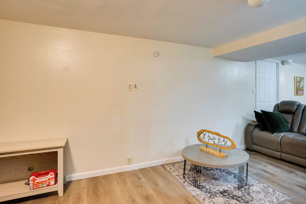 1 Mi to UBS Arena! Pet-friendly Elmont Apartment