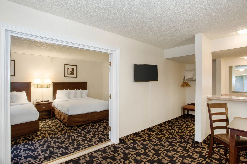 MorningGlory Inn & Suites