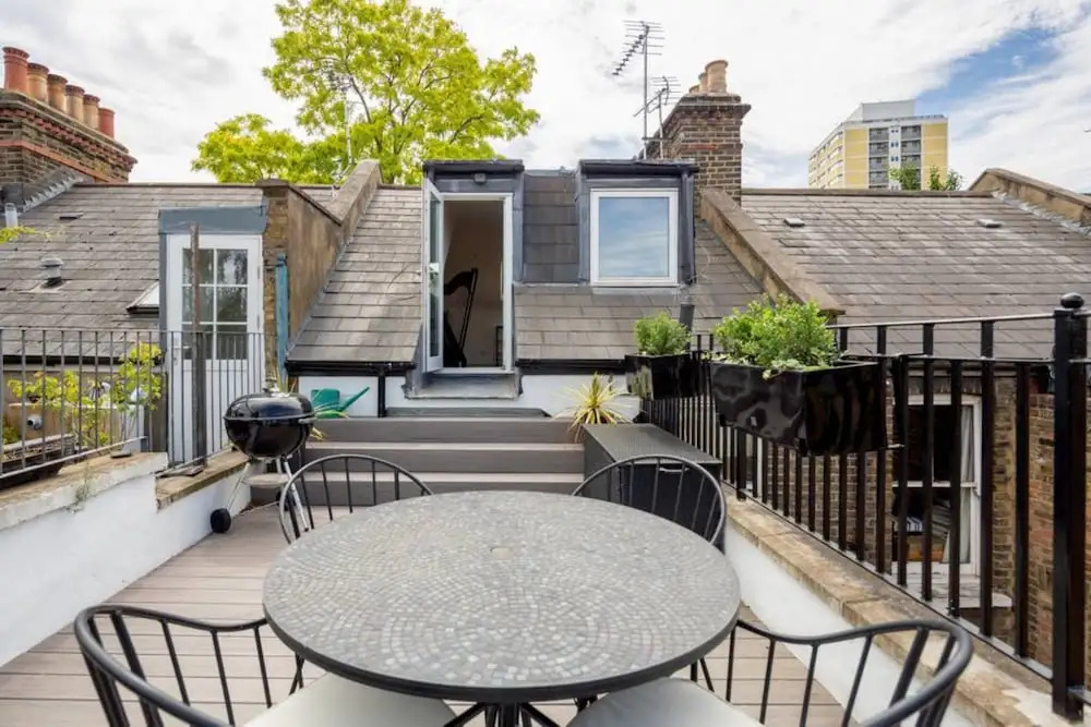 Light 2 Bedroom Flat With Roof Terrace