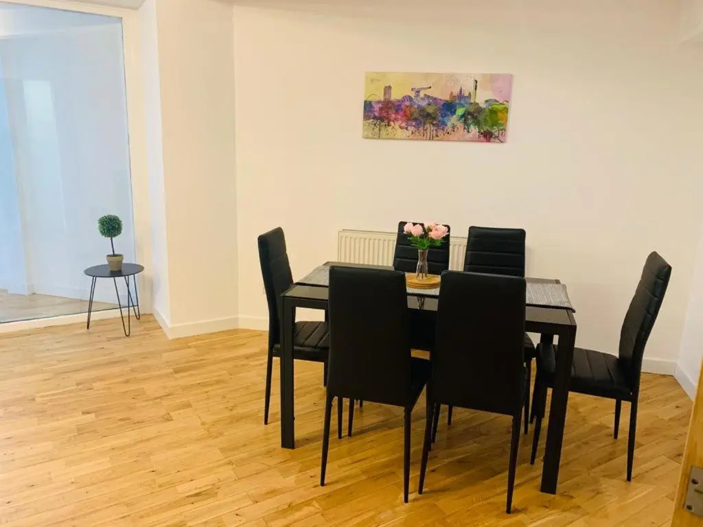 Modern 2 Bed Apartment, Close to Gla Airport & M8