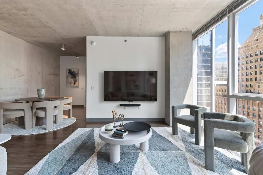 2BR Apt Stunning Views Steps to Michigan Avenue