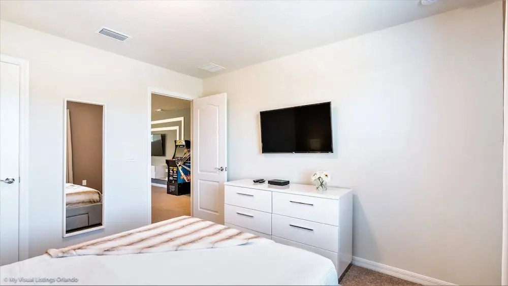 Cool and Modern 6 Bed 4 Ba Villa Game Room Pool 5445