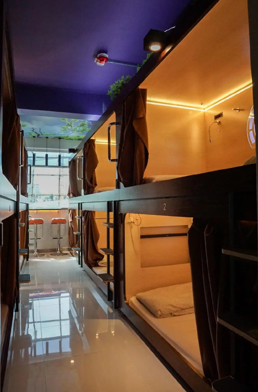 SNOOZE Capsule Hotel