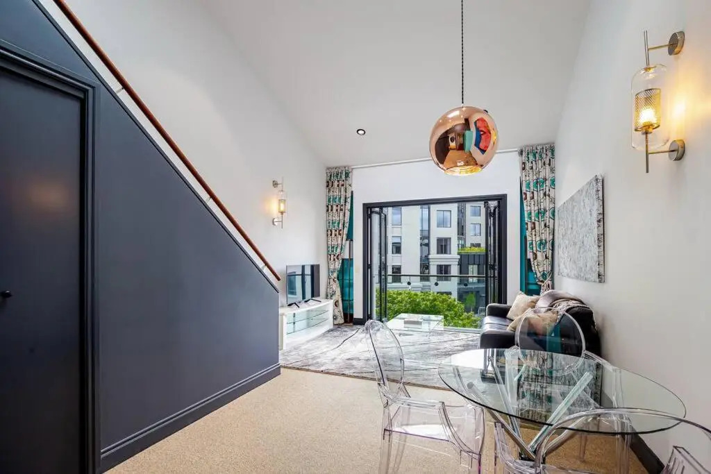 One-bedroom loft in Viaduct by Zodiak Stays