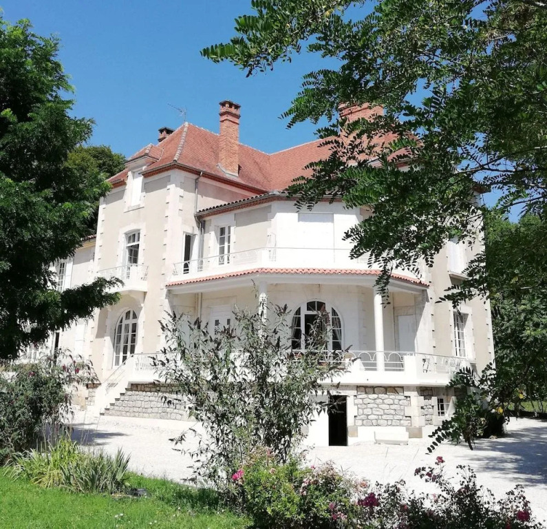 Vue du Château dExcideuil en chambres