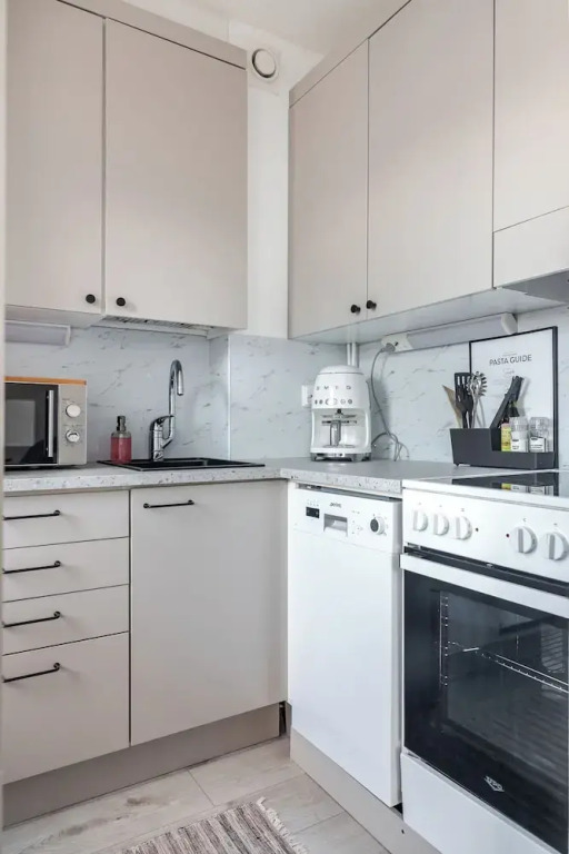 Bright & Cozy, Renovated Studio in the Center